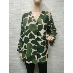 Blusa estampada  camuflaje...