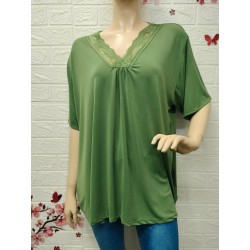 Blusa con un escote en pico...