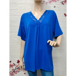 Blusa con un escote en pico...