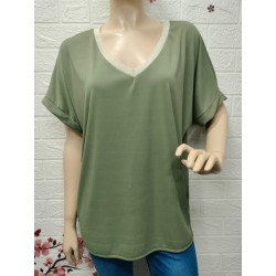 Camiseta tipo blusa con un...