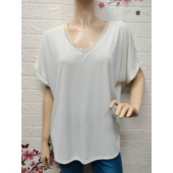 Camiseta tipo blusa con un...