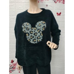 Sudadera presenta un...