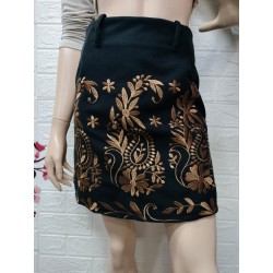 Falda corta con bordado de...