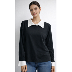 Camiseta negra con cuello...